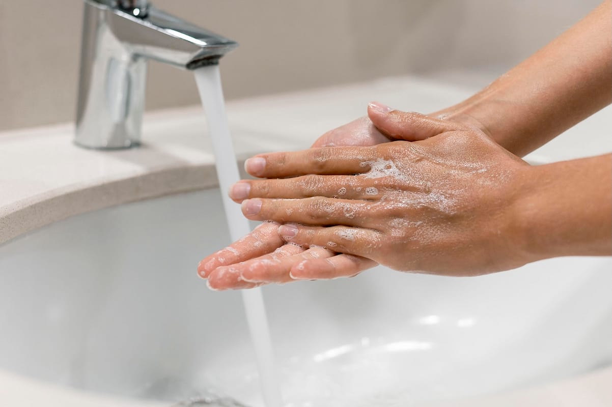 Thường xuyên rửa tay để tránh nhiễm khuẩn.
